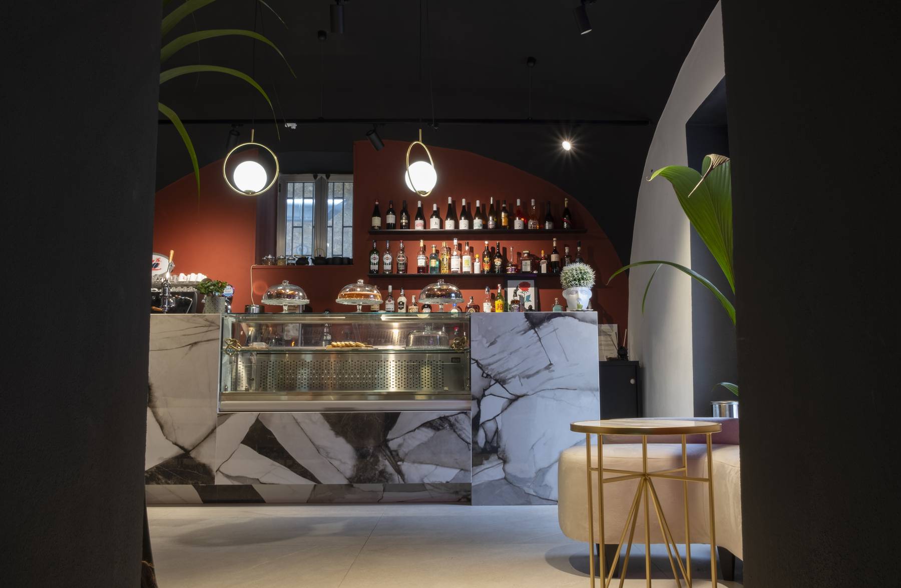 Bar — bancone in marmo e parete terracotta