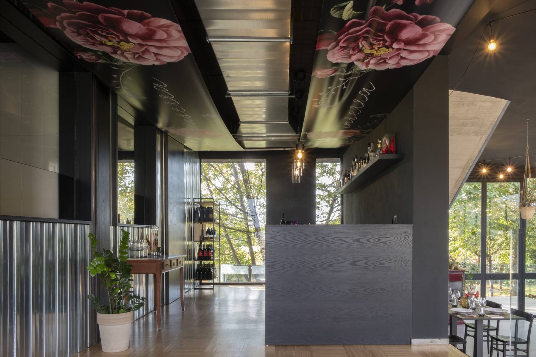 Ristorante — soffitto floreale e legno nero