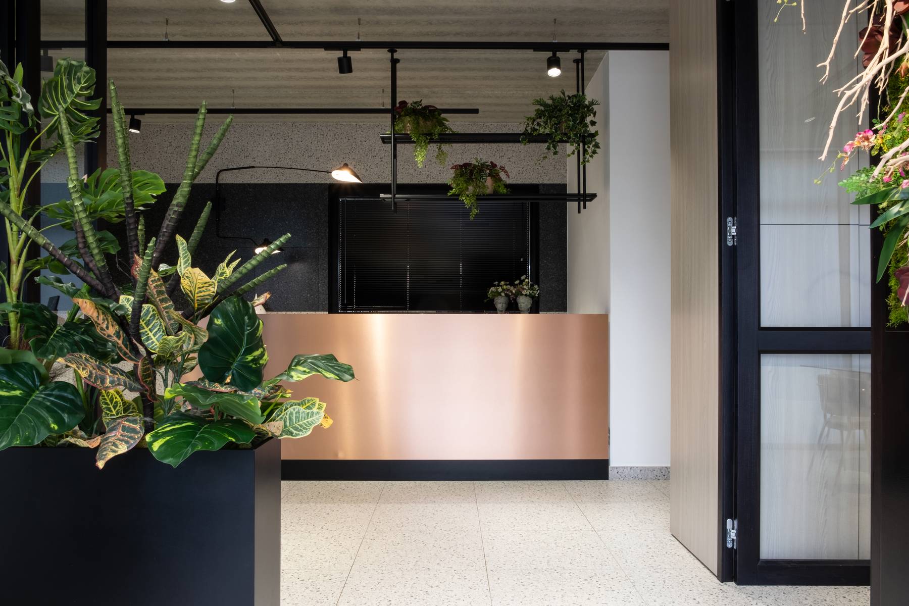 Uffici — reception in rame e verde